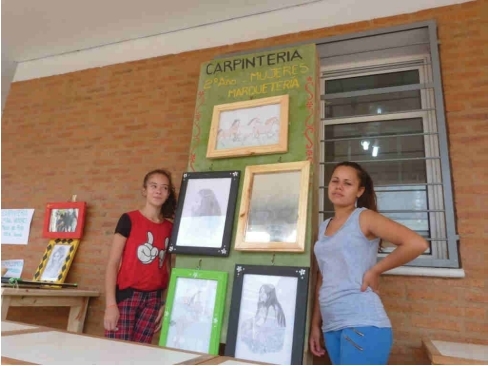 Mariela und Carolina bei der Ausstellung der Arbeiten ihres Jahrgangs am Tag der technischen Bildung